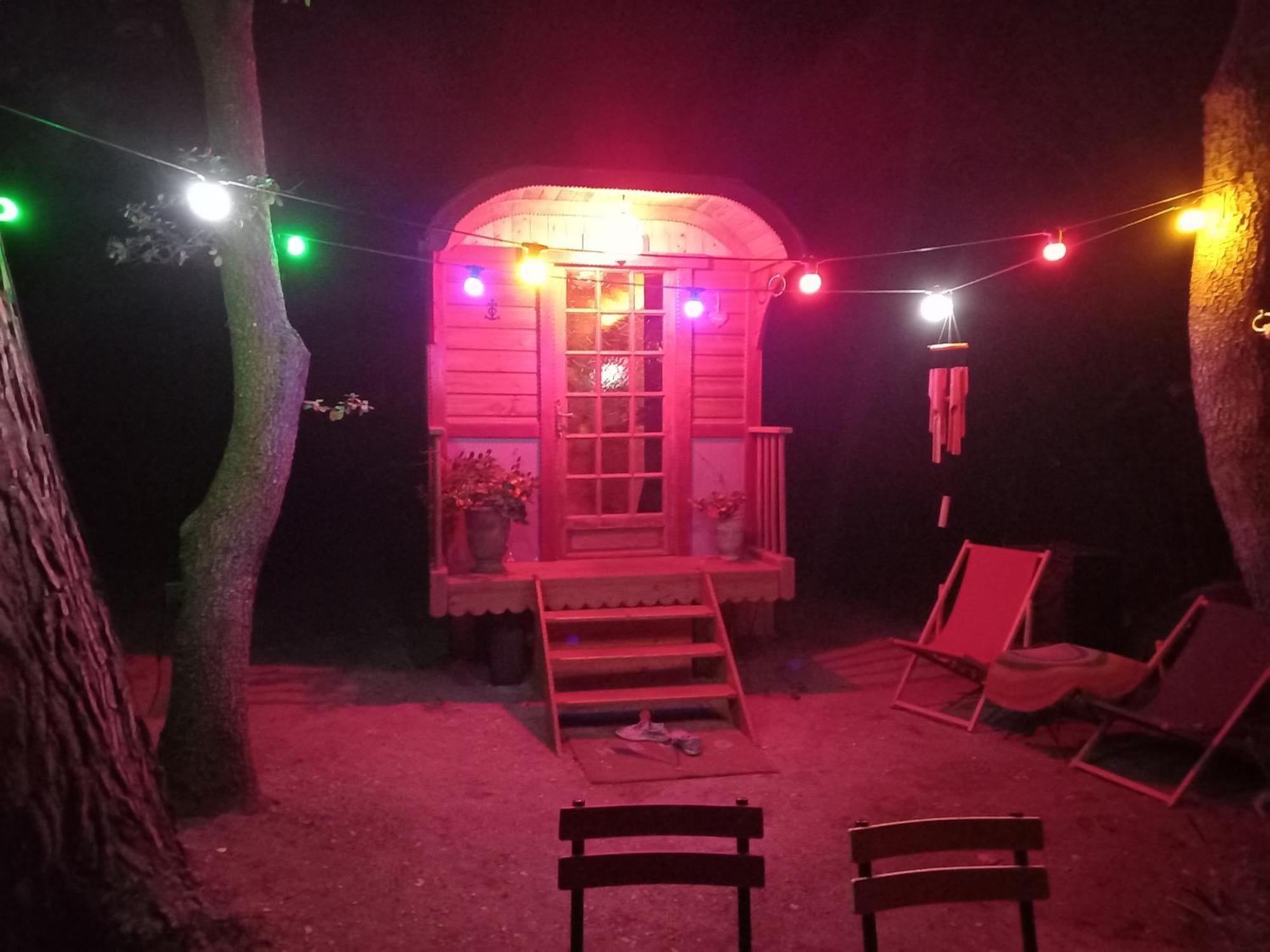 La Roulotte Du Petit Paradis Saint-Rémy-de-Provence Buitenkant foto
