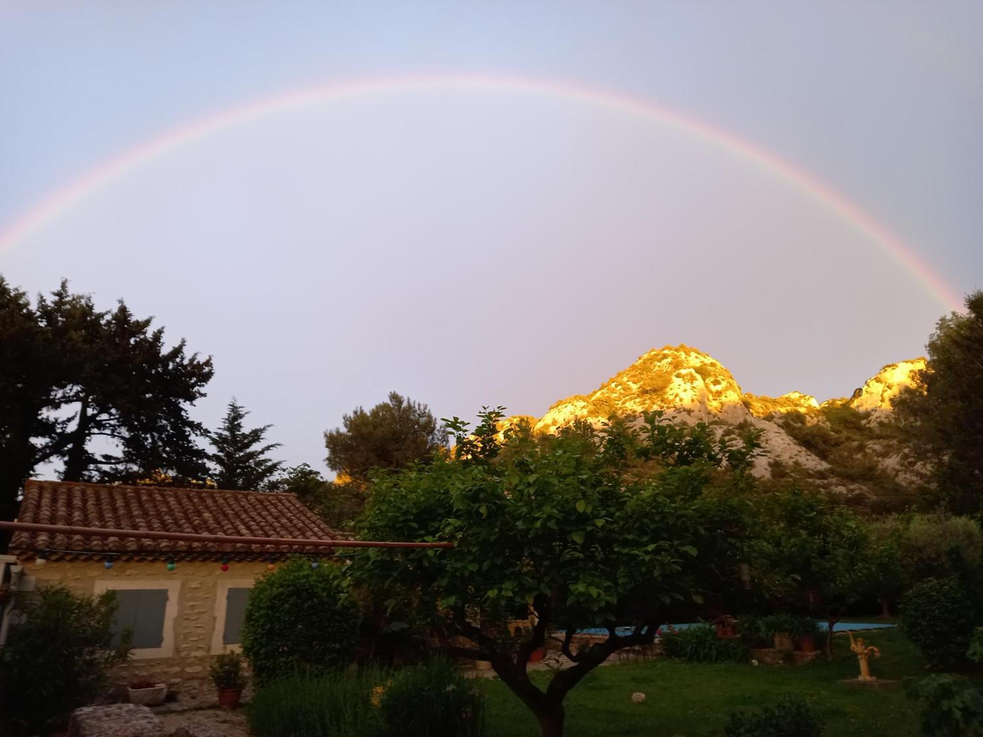 La Roulotte Du Petit Paradis Saint-Rémy-de-Provence Buitenkant foto